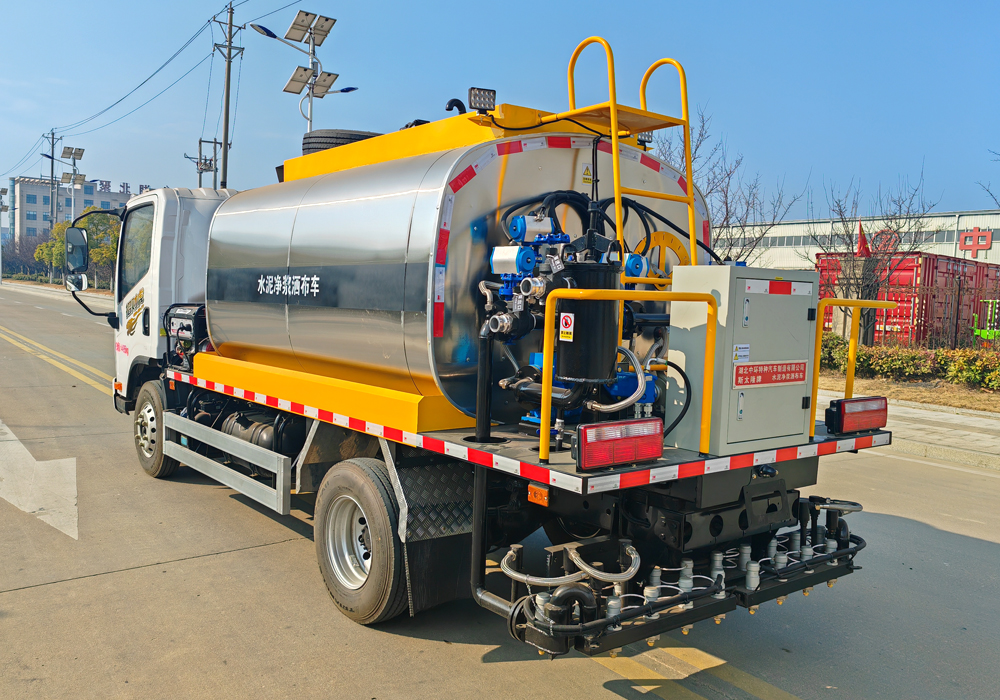 5噸解放招財虎藍(lán)牌智能瀝青灑布車