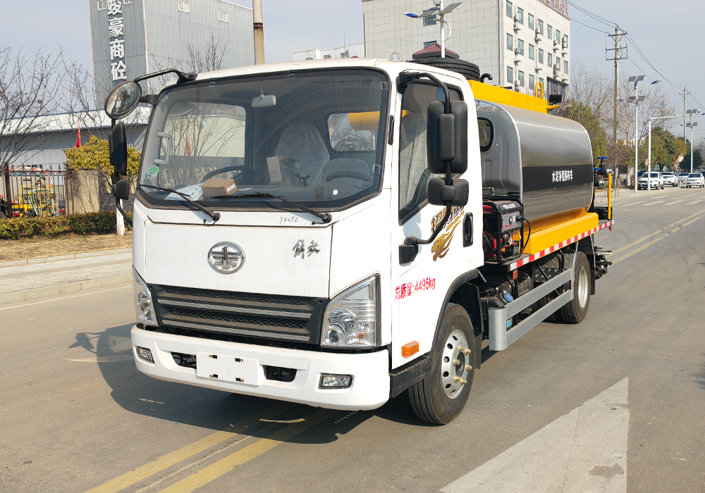 5噸解放招財虎藍(lán)牌智能瀝青灑布車