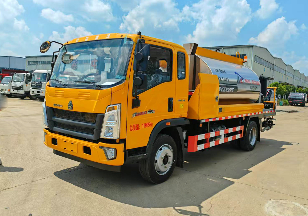 6噸重汽豪沃智能瀝青灑布車